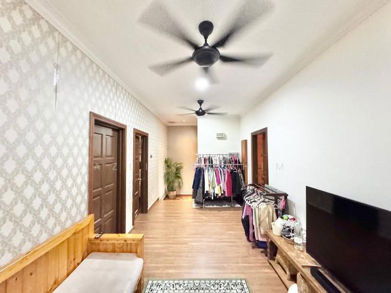 Rumah Berkembar untuk Dijual di Bandar Putra Permai (Seri Kembangan) - Azli Ibrahim - Corridor - PropertyGuru.com.my
