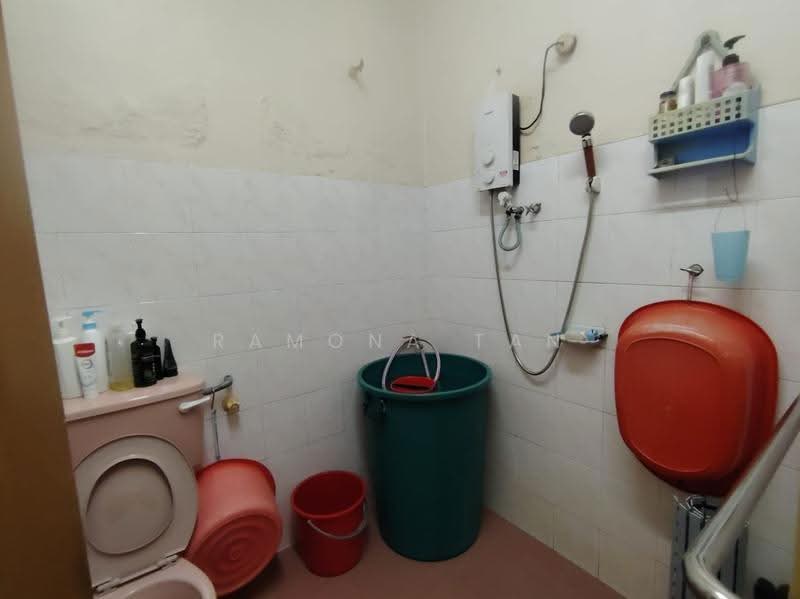 Rumah Teres 1-Tingkat untuk Dijual di Taman Harta Pertama (Bukit Baru) - Ramona Tan - Bathroom - PropertyGuru.com.my