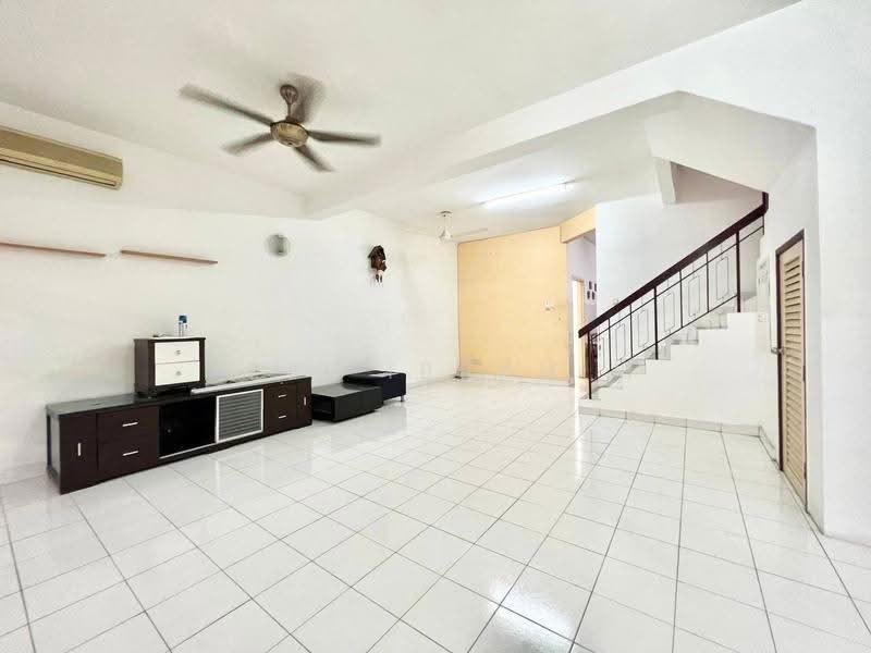 2-storey Terraced House for Sale in Taman Pelangi Semenyih (Semenyih) - Azli Ibrahim - Living Room - PropertyGuru.com.my