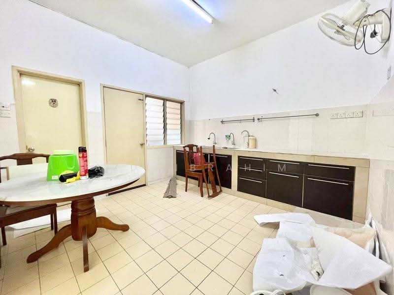 2-storey Terraced House for Sale in Taman Pelangi Semenyih (Semenyih) - Azli Ibrahim - Kitchen - PropertyGuru.com.my