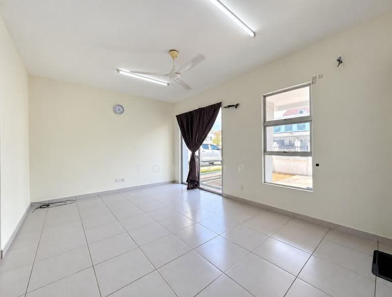 Rumah Berkembar untuk Dijual di Shah Alam (Selangor) - Tom Yip - Living Room - PropertyGuru.com.my