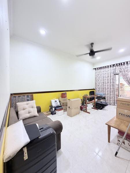 Rumah Teres 1-Tingkat untuk Dijual di Taman Setia Indah (Tebrau) - Iden Tan - Living Room - PropertyGuru.com.my