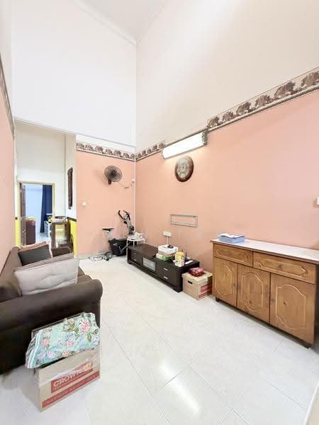 Rumah Teres 1-Tingkat untuk Dijual di Taman Setia Indah (Tebrau) - Iden Tan - Living Room - PropertyGuru.com.my