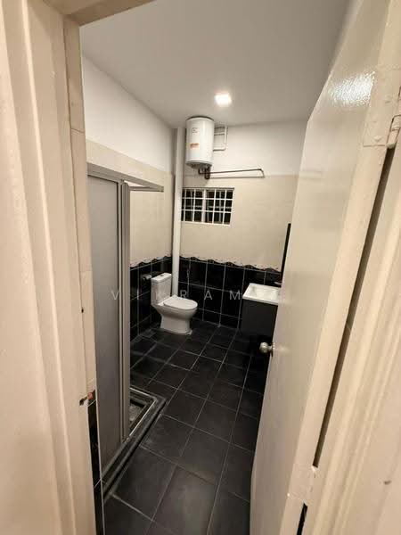 Semi-Detached House for Rent in Bandar Country Homes (Rawang) - Vikram . - Bathroom - PropertyGuru.com.my