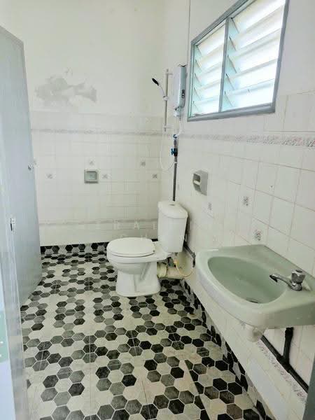 Rumah Teres 2-Tingkat untuk Disewa di Usj 6 (Subang Jaya) - Geraldine Chan - Bathroom - PropertyGuru.com.my