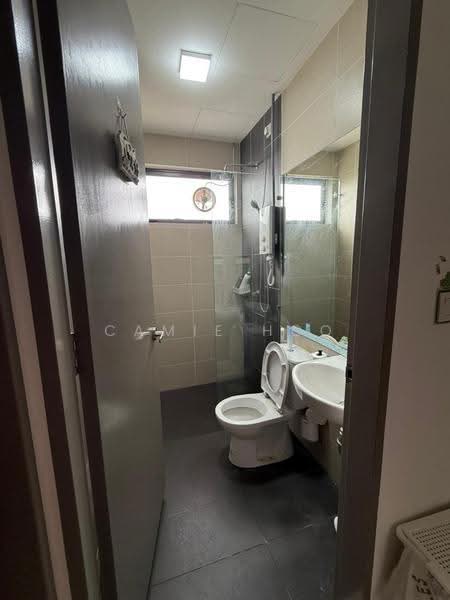 Kediaman Servis untuk Dijual di Zentro Residences Serviced Apartment - Camie Hoo - Bathroom - PropertyGuru.com.my