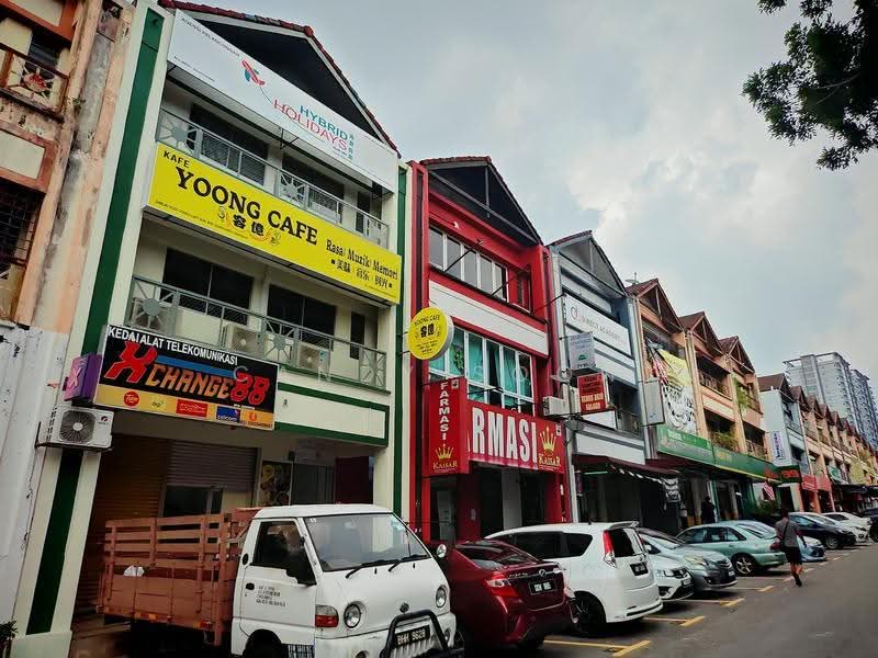 Shop for Rent in Bandar Putra Permai (Seri Kembangan) - Candy Soon - Exterior - PropertyGuru.com.my