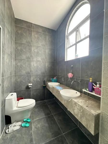 Rumah Teres untuk Dijual di Bandar Putra Kulai (Kulai) - Mark Lai - Bathroom - PropertyGuru.com.my