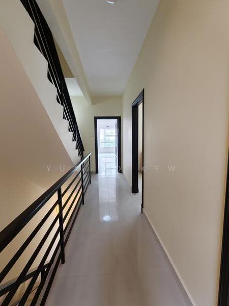 2.5-storey Terraced House for Sale in Taman Bukit Serdang (Seri Kembangan) - Yumiko Kew - Corridor - PropertyGuru.com.my