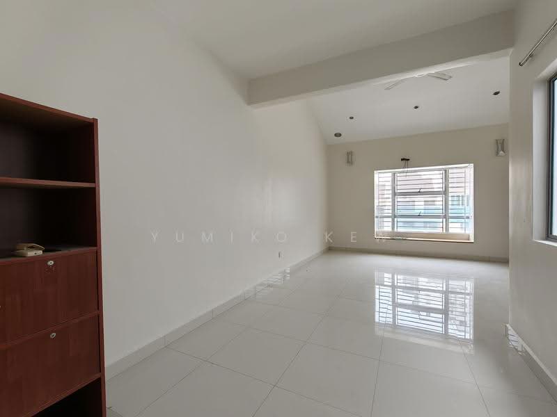2.5-storey Terraced House for Sale in Taman Bukit Serdang (Seri Kembangan) - Yumiko Kew - Living Room - PropertyGuru.com.my
