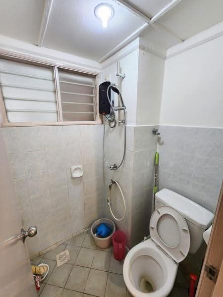 Pangsapuri untuk Disewa di Permas Ville Apartment - Stella Chia - Bathroom - PropertyGuru.com.my