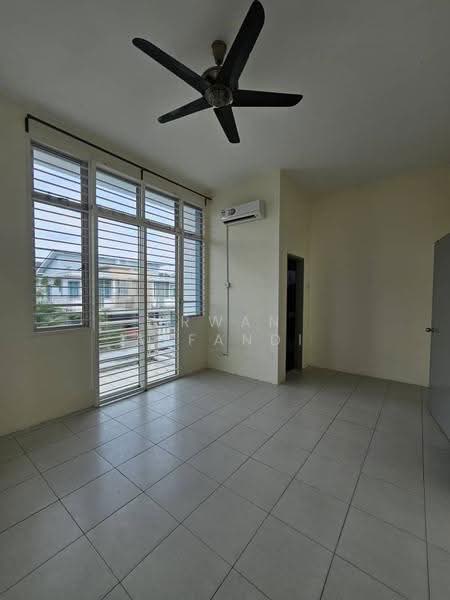 Rumah Kluster untuk Dijual di Bandar Saujana Putra (Tanjong Duabelas) - Irwan Affandi - Living Room - PropertyGuru.com.my