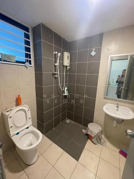 Kediaman Servis untuk Dijual di Tiara Imperio Residence - Ng Hon Keong - Bathroom - PropertyGuru.com.my