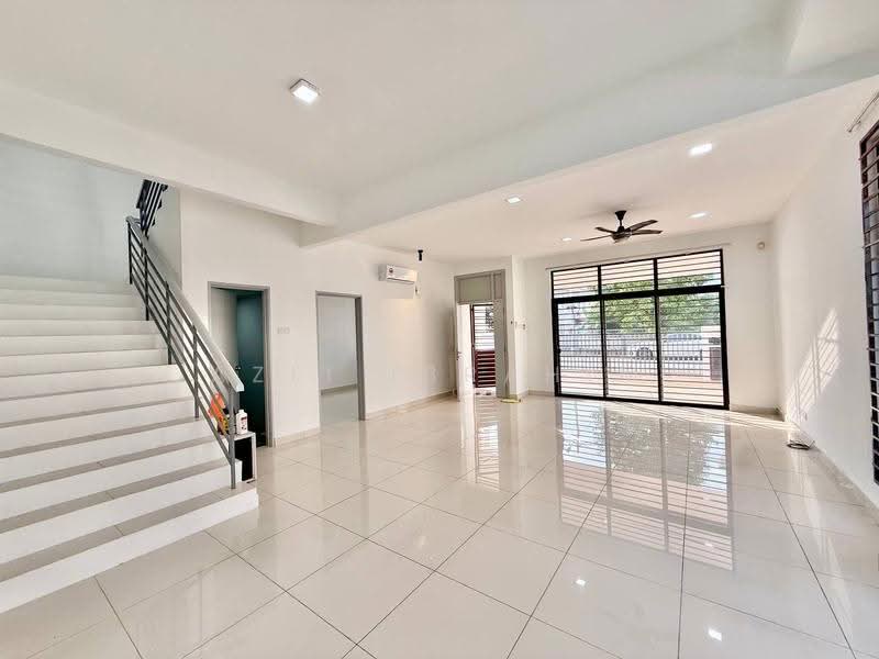 Rumah Berkembar untuk Dijual di Bandar Tasik Kesuma (Beranang) - Azli Ibrahim - Living Room - PropertyGuru.com.my