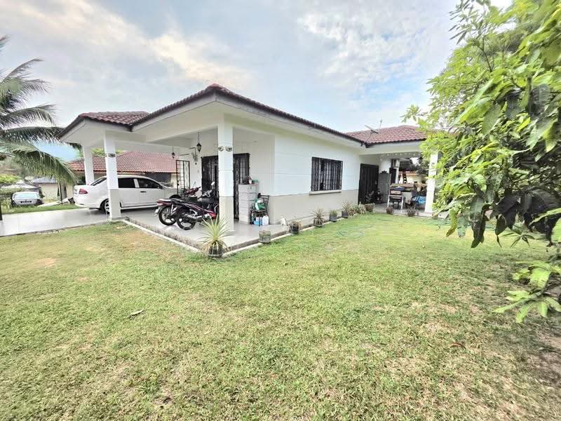 Bungalow House for Sale in Bandar Putra Permai (Seri Kembangan) - Mohd Aizat Saiful Bahri - Exterior - PropertyGuru.com.my