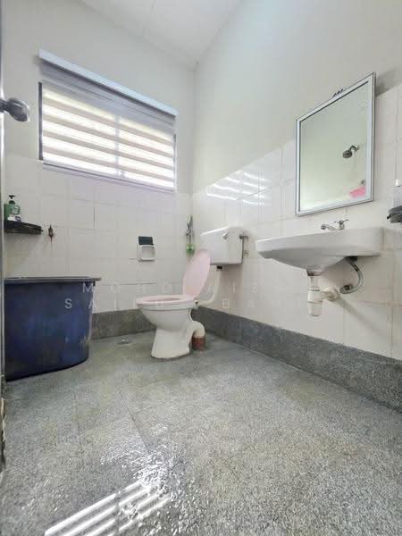 Bungalow House for Sale in Bandar Putra Permai (Seri Kembangan) - Mohd Aizat Saiful Bahri - Bathroom - PropertyGuru.com.my