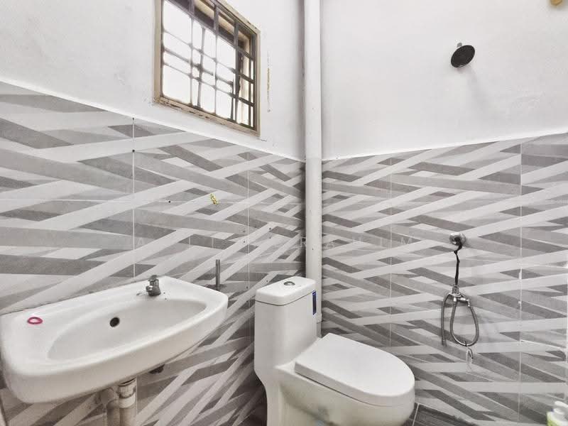 2-storey Terraced House for Sale in Bukit Indah (Ampang) - Azli Ibrahim - Bathroom - PropertyGuru.com.my