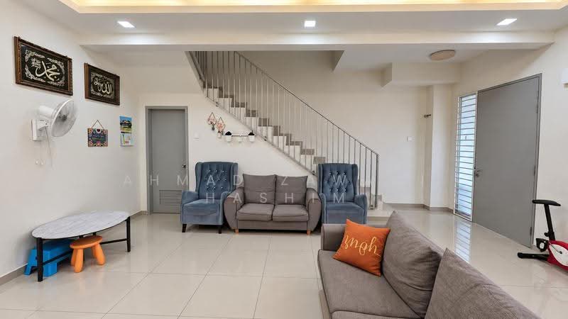 Rumah Teres 2-Tingkat untuk Dijual di Taman Salak Perdana (Dengkil) - Ahmad Zawawi Hashim - Living Room - PropertyGuru.com.my