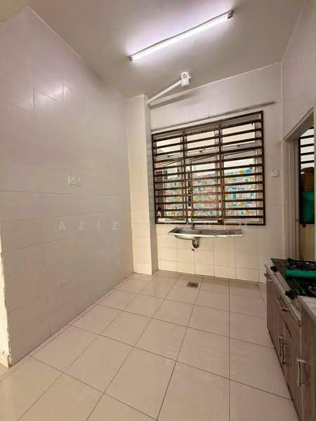 Apartment for Sale at Dahlia Court - Azizirrahim . - Kitchen - PropertyGuru.com.my