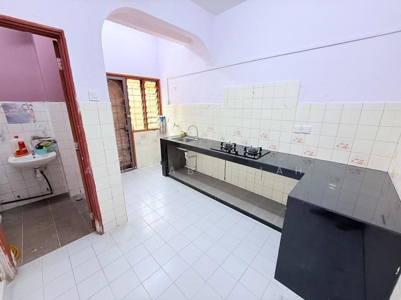 Rumah Teres untuk Disewa di Usj 13 (Subang Jaya) - Aziz Abdullah - Kitchen - PropertyGuru.com.my