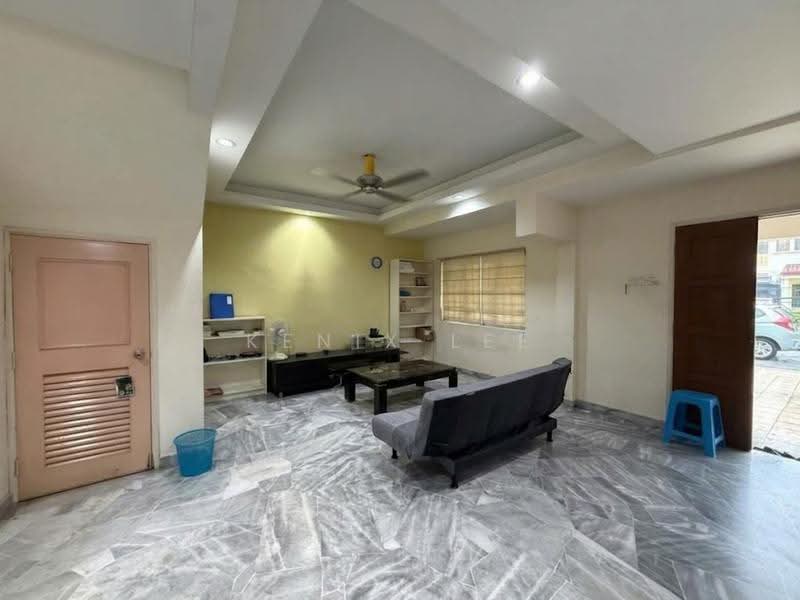 Rumah Teres untuk Disewa di Usj 12 (Subang Jaya) - Kenix Lee - Living Room - PropertyGuru.com.my