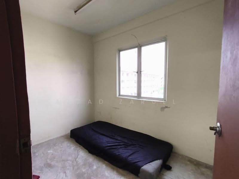 Flat for Sale at Flat PKNS Section 7 - Azzad Zarull - Bedroom - PropertyGuru.com.my