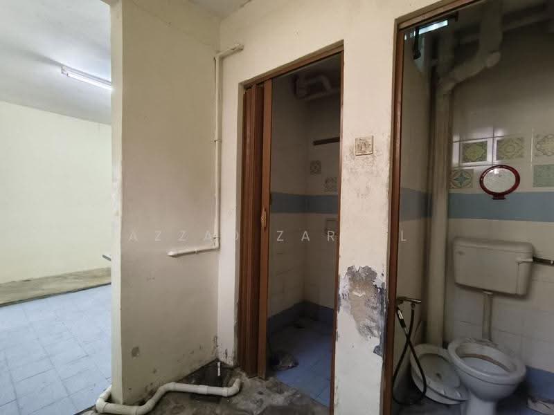 Flat for Sale at Flat PKNS Section 7 - Azzad Zarull - Bathroom - PropertyGuru.com.my