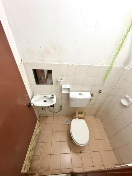 Kondominium untuk Dijual di Indah Condominium - Edwin Wong - Bathroom - PropertyGuru.com.my