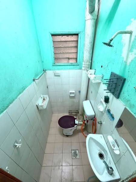 Kondominium untuk Dijual di Indah Condominium - Edwin Wong - Bathroom - PropertyGuru.com.my
