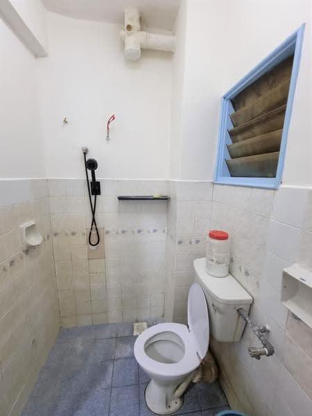 Pangsapuri untuk Disewa di Pandan Heights Condominium - CC Hong - Bathroom - PropertyGuru.com.my