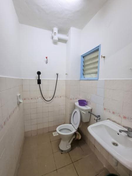Pangsapuri untuk Disewa di Pandan Heights Condominium - CC Hong - Bathroom - PropertyGuru.com.my