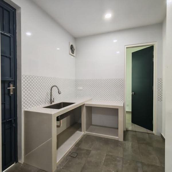 Rumah Teres 2-Tingkat untuk Disewa di Bandar Putra Kulai (Kulai) - Austing Ng - Kitchen - PropertyGuru.com.my