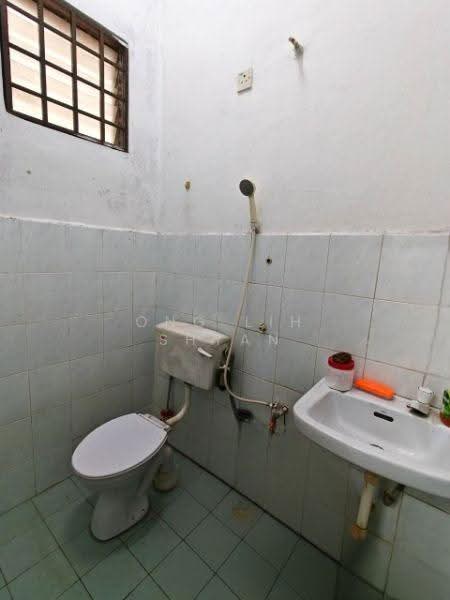 1-storey Terraced House for Sale in Taman Saujana (Pontian) - Ong Lih Shyan - Bathroom - PropertyGuru.com.my