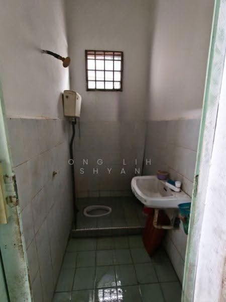 1-storey Terraced House for Sale in Taman Saujana (Pontian) - Ong Lih Shyan - Bathroom - PropertyGuru.com.my