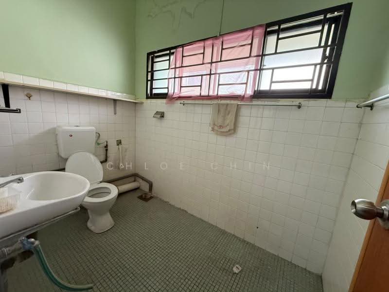 Semi-Detached House for Sale in Taman Majidee (Johor Bahru) - Chloe Chin - Bathroom - PropertyGuru.com.my