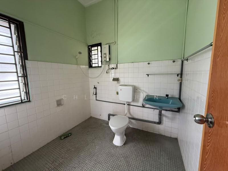 Semi-Detached House for Sale in Taman Majidee (Johor Bahru) - Chloe Chin - Bathroom - PropertyGuru.com.my