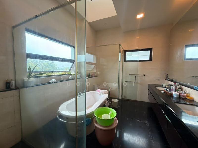 Bungalow House for Rent in Tiara Kemensah (Ulu Kelang) - Hugo Gooi - Bathroom - PropertyGuru.com.my