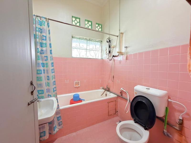 Rumah Berkembar untuk Dijual di Taman Sunrise (Kluang) - May Tan - Bathroom - PropertyGuru.com.my