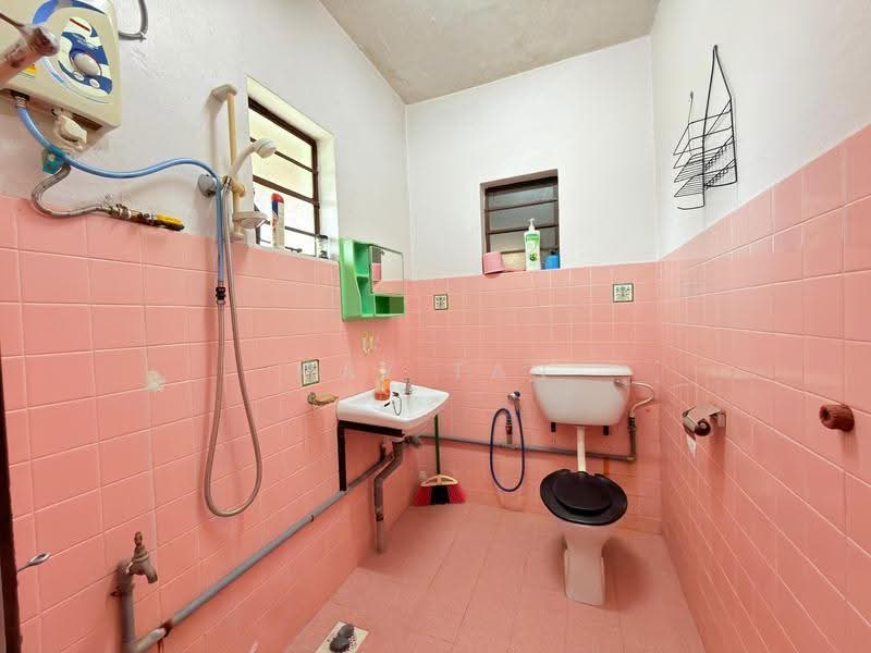 Rumah Berkembar untuk Dijual di Taman Sunrise (Kluang) - May Tan - Bathroom - PropertyGuru.com.my