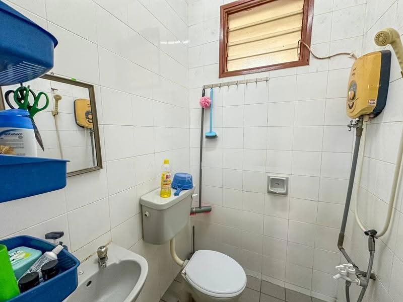 2-storey Terraced House for Sale in Taman Bunga Negara (Shah Alam) - Ahmad Ikhwan Arif - Bathroom - PropertyGuru.com.my
