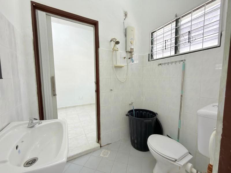 Rumah Teres 2-Tingkat untuk Dijual di Taman Sri Kluang (Kluang) - May Tan - Bathroom - PropertyGuru.com.my