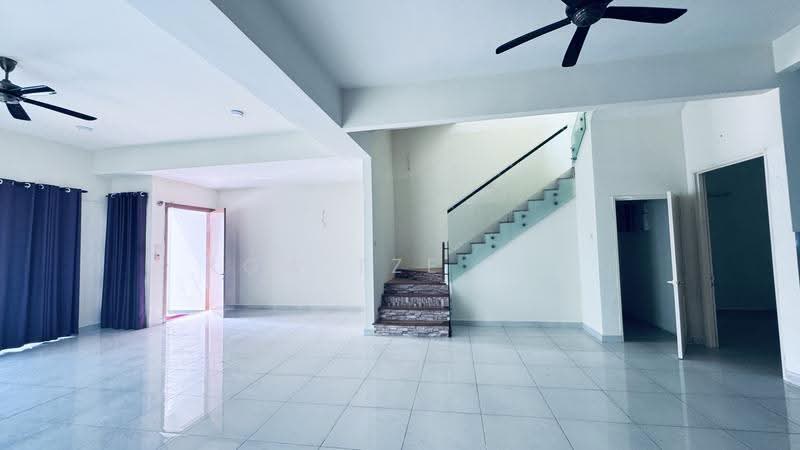 3-storey Terraced House for Sale in D'Island (Puchong) - Kow Tze Fui - Living Room - PropertyGuru.com.my