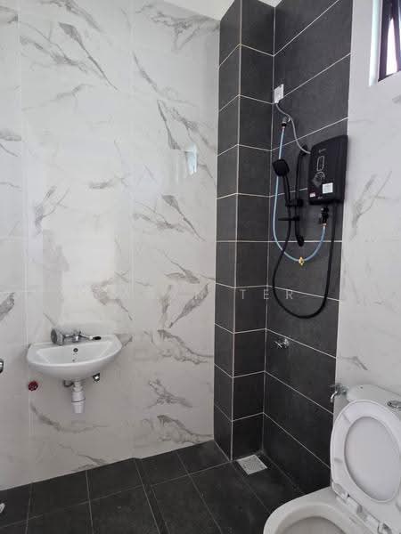 Semi-Detached House for Sale in Bandar Putra Kulai (Kulai) - Caryn Ter - Bathroom - PropertyGuru.com.my