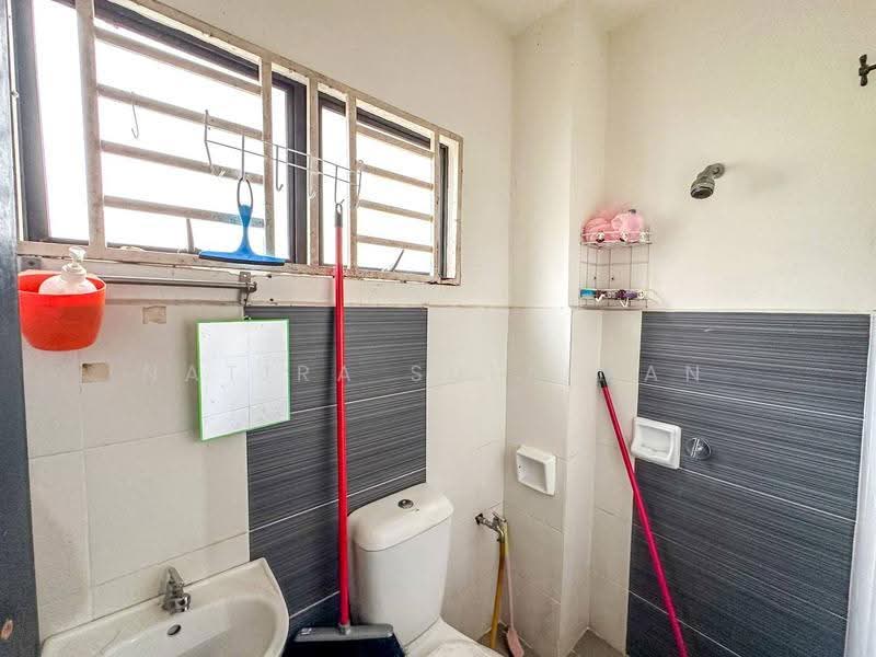 2-storey Terraced House for Sale in Semenyih Parklands (Beranang) - Natira Sulaiman - Bathroom - PropertyGuru.com.my