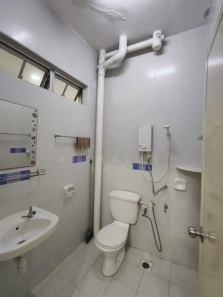 Rumah Teres 2-Tingkat untuk Disewa di Taman Desa Tebrau (Tebrau) - Nicholas Low - Bathroom - PropertyGuru.com.my