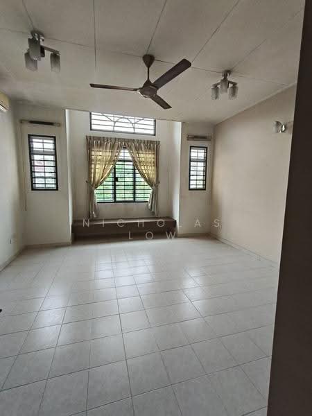 Rumah Teres 2-Tingkat untuk Disewa di Taman Desa Tebrau (Tebrau) - Nicholas Low - Living Room - PropertyGuru.com.my