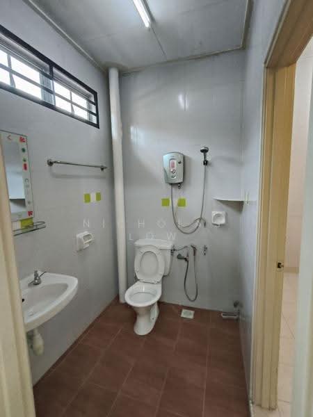 Rumah Teres 2-Tingkat untuk Disewa di Taman Desa Tebrau (Tebrau) - Nicholas Low - Bathroom - PropertyGuru.com.my