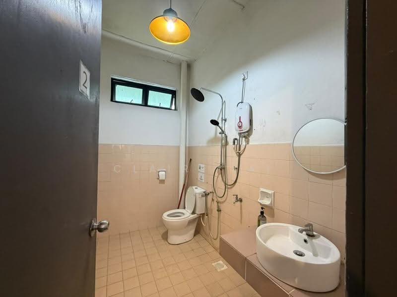 Rumah Banglo untuk Disewa di Taman Bukit Kempas (Tampoi) - Claire Lai - Bathroom - PropertyGuru.com.my