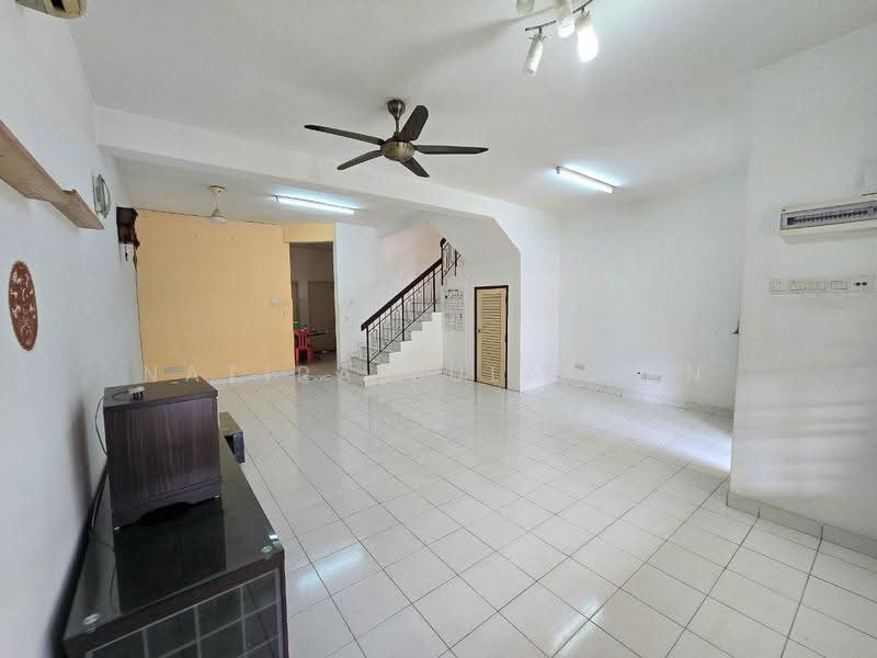 Rumah Teres 2-Tingkat untuk Dijual di Taman Pelangi Semenyih 2 (Semenyih) - Natira Sulaiman - Living Room - PropertyGuru.com.my