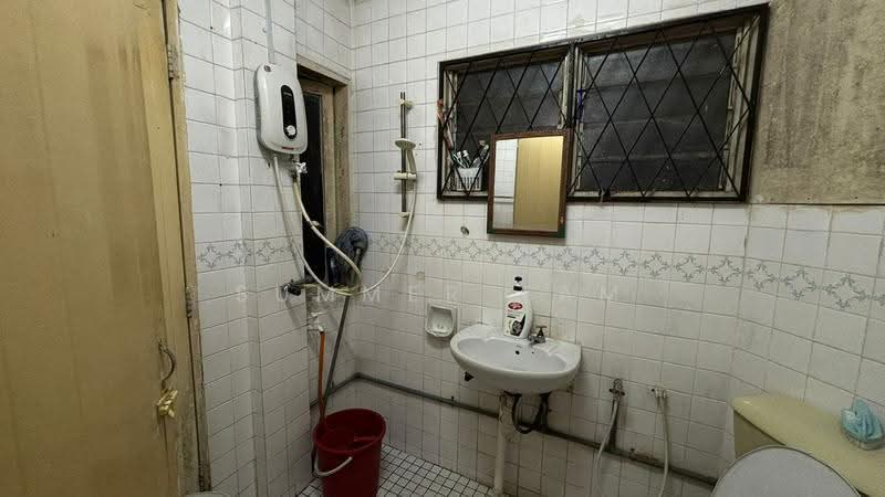 Pangsapuri untuk Dijual di Rampai Court - Summer Tam - Bathroom - PropertyGuru.com.my